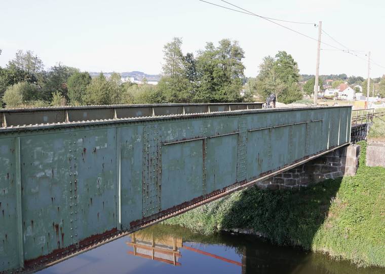 Seitenansicht der alten Stahlbrücke über die Aschach
