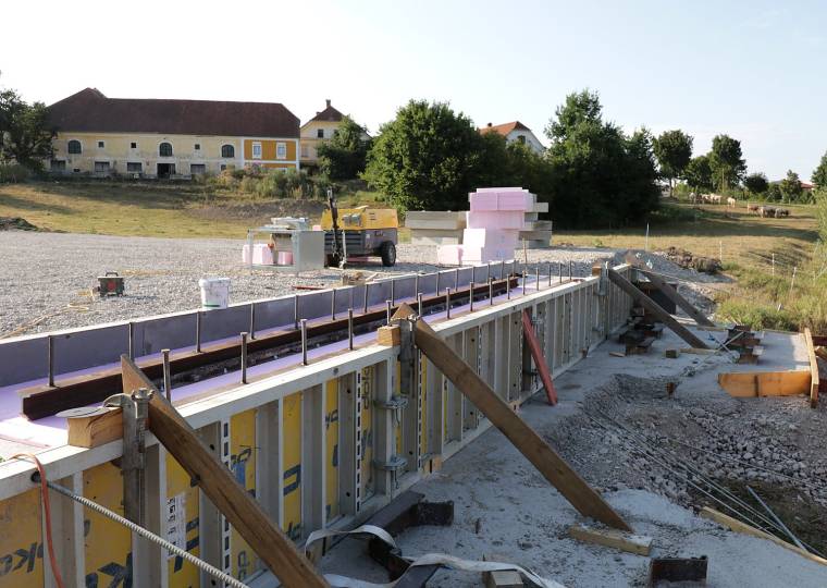 Schalung und Bewehrung im Bereich des Brückenneubaus
