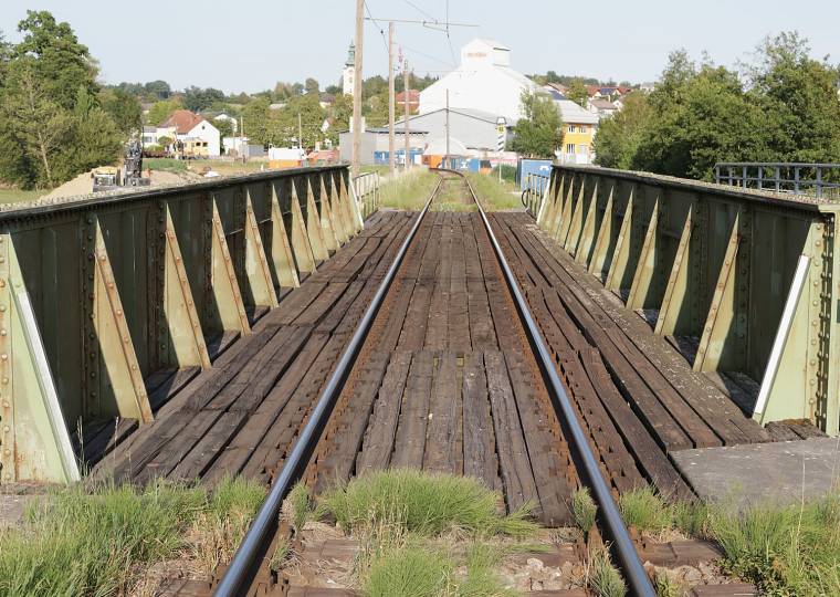 Die alte Brücke mit Gleis und Holzbohlen
