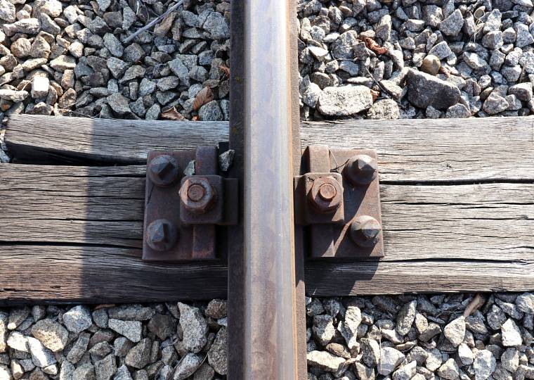 2026: Detail einer alten Schienenbefestigung auf Holzschwellen