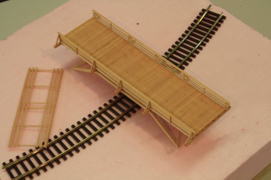 Brücke und Gleis zeigen bei der ersten Stellprobe die späteren Proportionen. Brücke und Gleis zeigen bei der ersten Stellprobe die späteren Proportionen.
