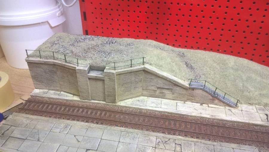 Die fertige Stützmauer ist in den Geländekörper eingebaut. Die fertige Stützmauer ist in den Geländekörper eingebaut.