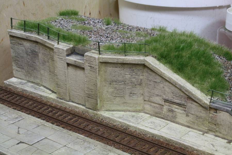 Mauer, Treppe und Ladefläche bilden den technischen Mittelpunkt der Szene. Mauer, Treppe und Ladefläche bilden den technischen Mittelpunkt der Szene.