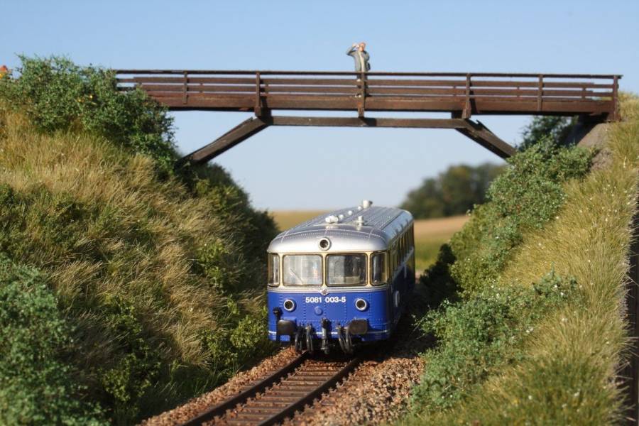Ein Zug unter der fertigen Brücke prüft Wirkung und Durchfahrtshöhe. Ein Zug unter der fertigen Brücke prüft Wirkung und Durchfahrtshöhe.