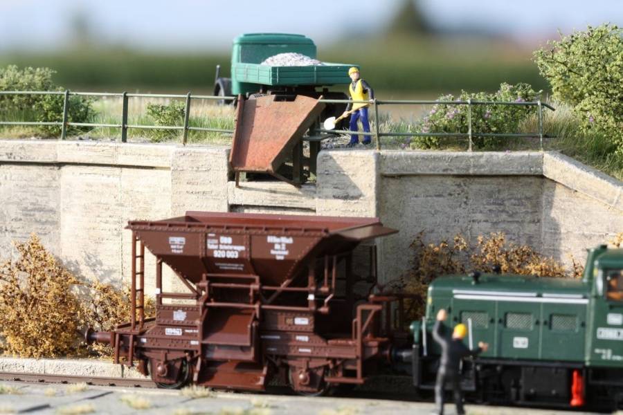 Die fertige Verladeszene mit Schütttrichter, Wagen und Arbeitern. Die fertige Verladeszene mit Schütttrichter, Wagen und Arbeitern.