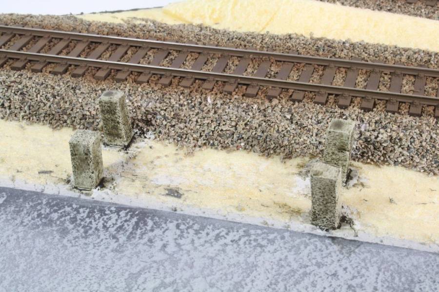 Gealterte Betonstützen verbinden den Schuppen mit dem Gelände. Gealterte Betonstützen verbinden den Schuppen mit dem Gelände.