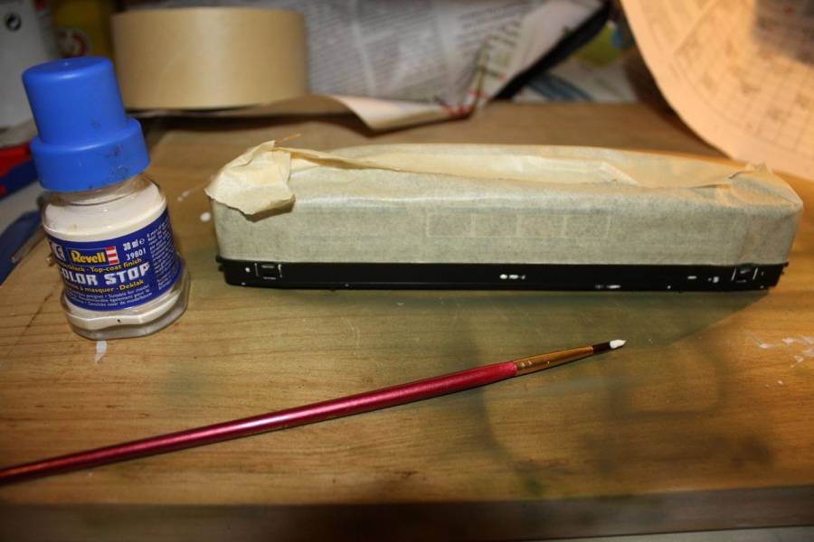 Abgeklebt, bepinselt mit Abdecklack. Abgeklebt, bepinselt mit Abdecklack.