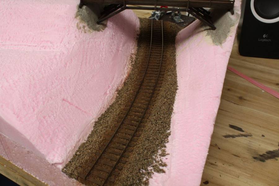 Eingeschottertes und farblich behandeltes Gleis im Rohgelände. Eingeschottertes und farblich behandeltes Gleis im Rohgelände.