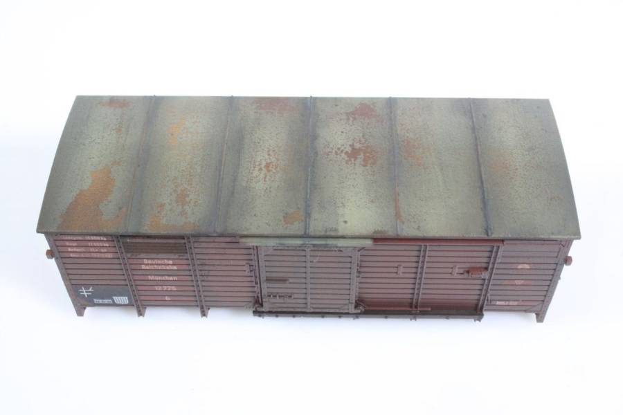 Rost, ausgebleichte Farbe und Laufspuren gliedern die große Dachfläche. Rost, ausgebleichte Farbe und Laufspuren gliedern die große Dachfläche.