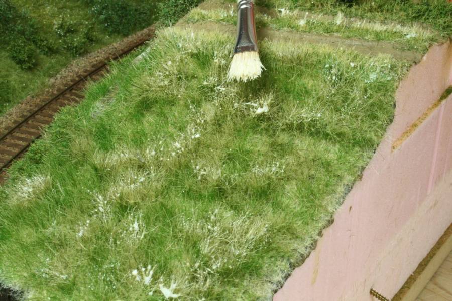 Die Unterseite der Holzbrücke zeigt ihre filigrane Tragkonstruktion. Die Unterseite der Holzbrücke zeigt ihre filigrane Tragkonstruktion.